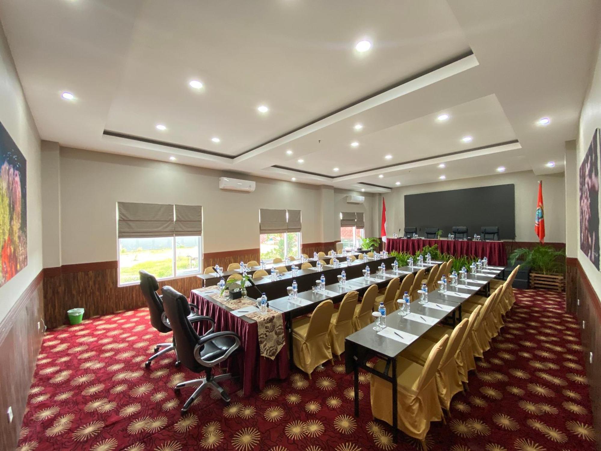 Vega Prime Hotel & Convention Sorong Buitenkant foto