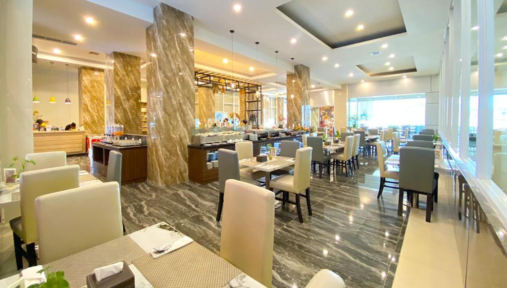 Vega Prime Hotel & Convention Sorong Buitenkant foto