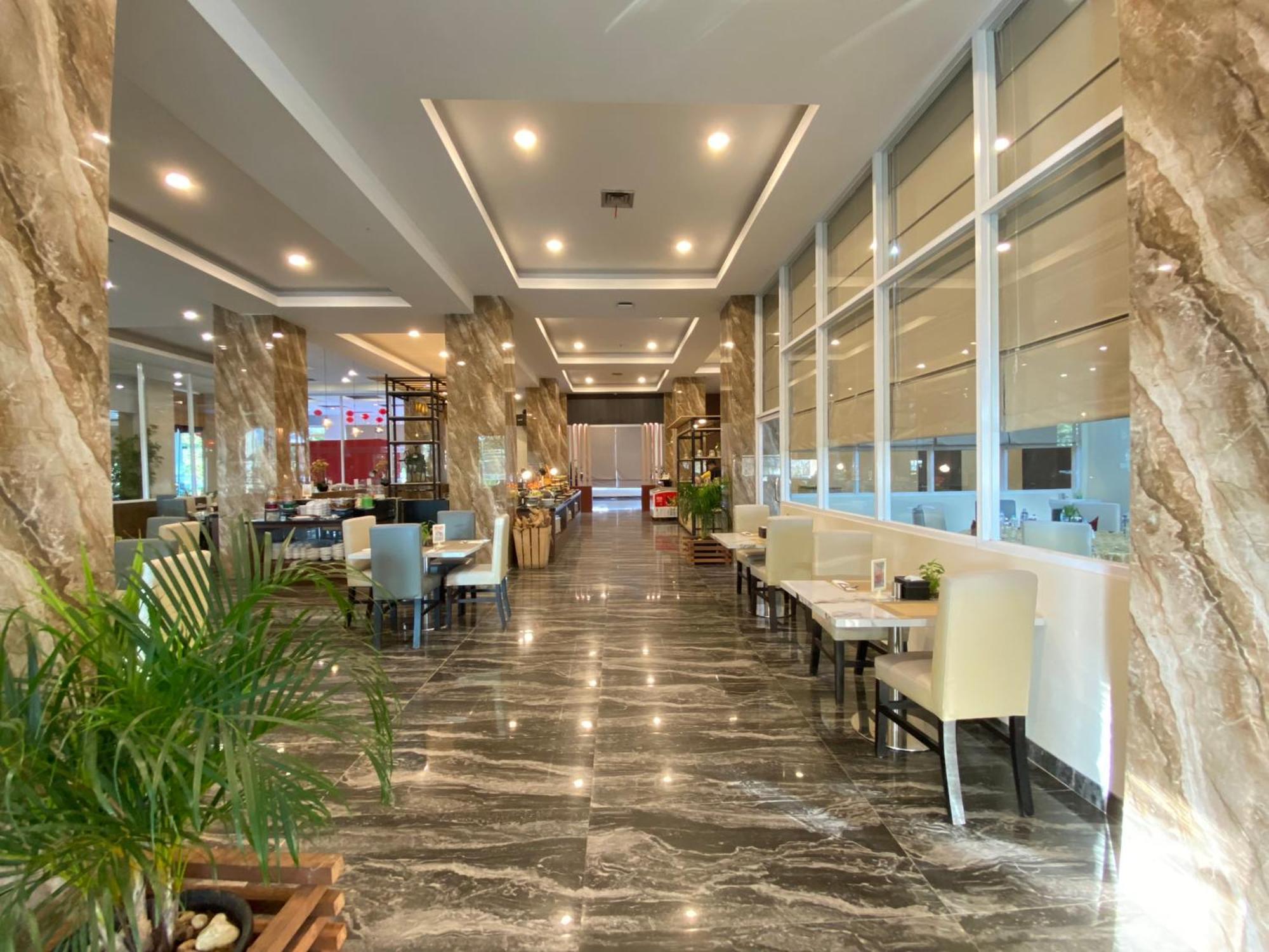Vega Prime Hotel & Convention Sorong Buitenkant foto